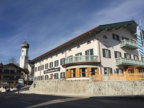Wiederbelebt: Gasthof Herzog Maximilian eröffnete an Ostern 2018 - Eines der schönsten Wirtshauser am Tegernsee öffnete nach Jahrzehnten der Schließung (©Foto: Martin Schmitz
